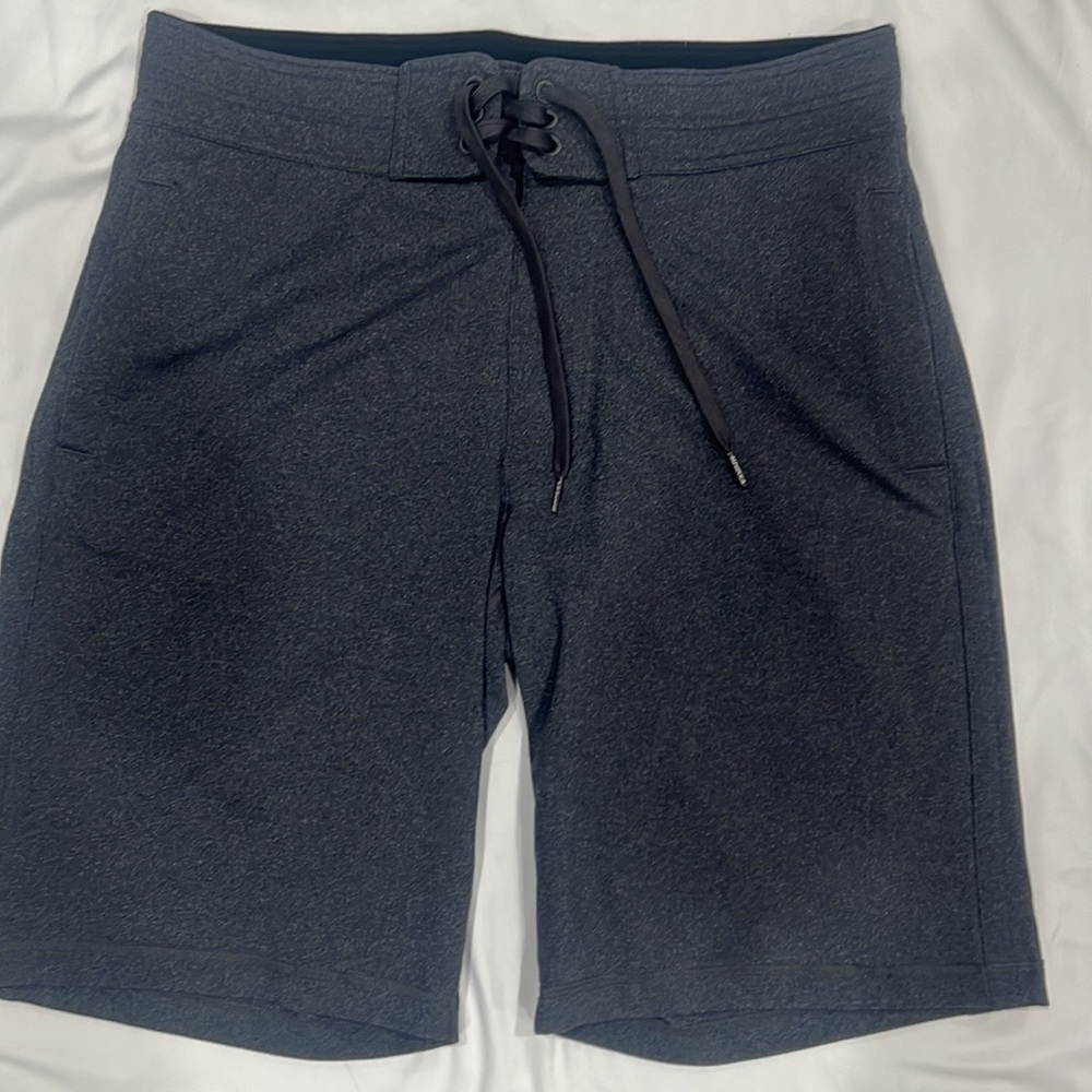 Lululemon swim/board shorts Men’s Size Medium excellent condition‎